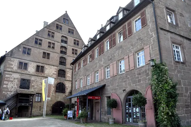 Links der Fruchtkasten. Heute als Stadthalle genutzt. Rechts die ehemalige Küferei. Im Erdgeschoss ist das Infocenter. Im Obergeschoss gibt es Museumsräume. Dort erfährt man Wissenswertes über die Zeit nach dem Kloster. Aber auch  zur Reformation des Klosters. Über die Maulbronner Klosterschule und zur Bedeutung Maulbronns als Kunstdenkmal. | Foto: Daniela Somers