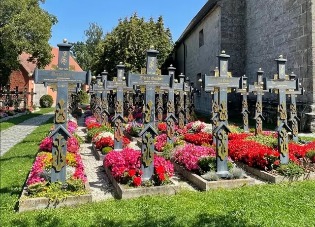 Die Radler aus Westernhausen machen einen Stopp auf dem denkmalgeschützten Segringer Friedhof. | Foto: Martin Hien