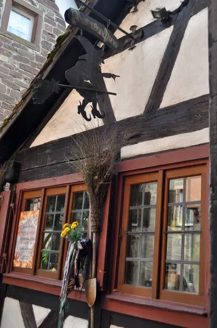 Auf der anderen Seite neben dem Torturm ist das ehemalige Pförtnerhaus. Heute ist dort die Kräuterhexe untergebracht. Hier gibt es alles rund um Kräuter. Auch Kräuterführungen kann man hier buchen. | Foto: Daniela Somers