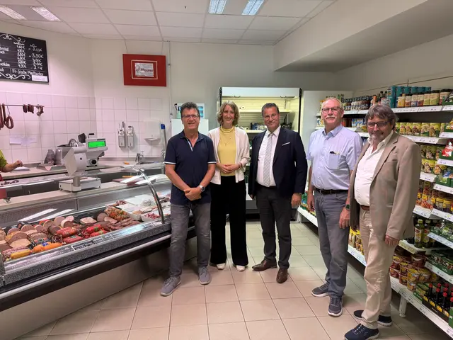 Treffen im Dorfladen: Vorstand Erwin Eckert, Isabell Huber MdL, Minister für Ernährung, Ländlichen Raum und Verbraucherschutz Peter Hauk, Bürgermeister Roland Halter, Armin Waldbüßer MdL | Foto: Privat