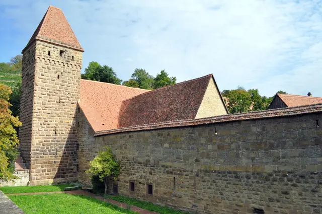 Massive Mauern und ein Graben haben das Kloster geschützt. Die Befestigungsanlage entstand etwa 1350 bis ca. 1500. | Foto: Daniela Somers