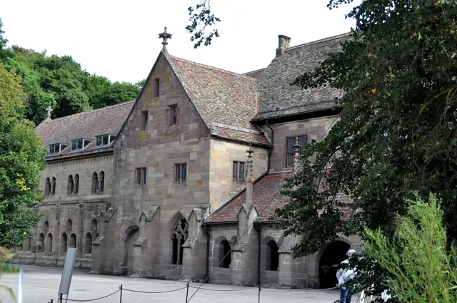 Und im nächsten Teil gehts ins Herzstück des Klosters. Zur Kirche und zum Kreuzgang. | Foto: Daniela Somers