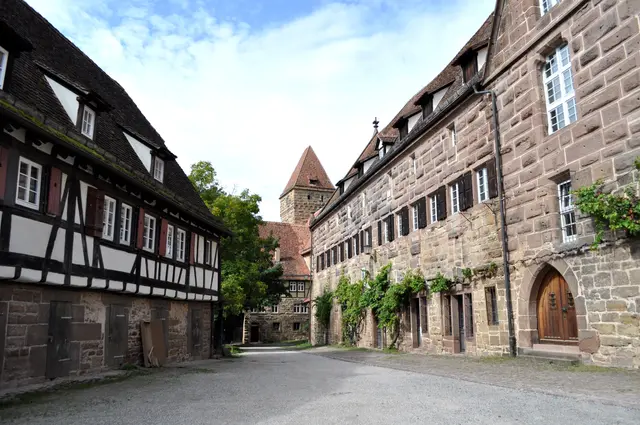 Blick auf den Melkstall. Dahinter der Hexenturm. Oder auch Haspelturm. | Foto: Daniela Somers