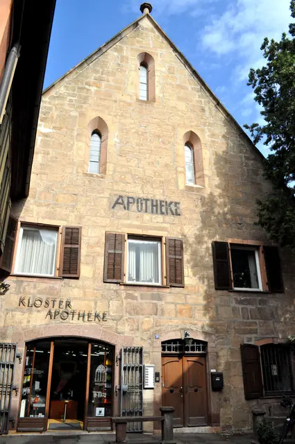 Gleich nach dem Torturm sieht man die alte Klosterapotheke. Damals wie heute eine Apotheke. | Foto: Daniela Somers