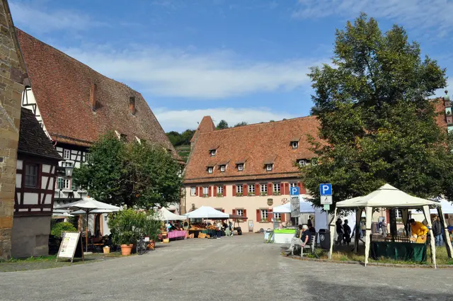 Blick in den Klosterhof. Bei meinem Besuch war Kräutermarkt im Klosterhof. Das Gebäude im Hintergrund ist das heutige Rathaus. Links davon steht die alte Schmiede. | Foto: Daniela Somers