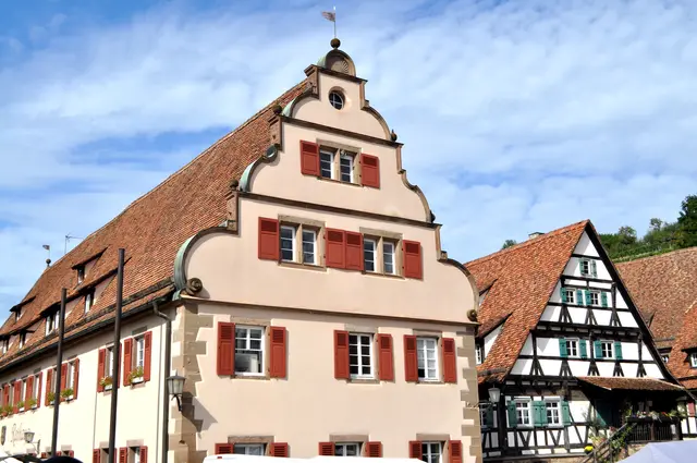 Links der ehemalige Marstall. Heute ist dort das Rathaus von Maulbronn. Rechts das Haus des Pfisters (Bäcker der Klosteranlage). | Foto: Daniela Somers