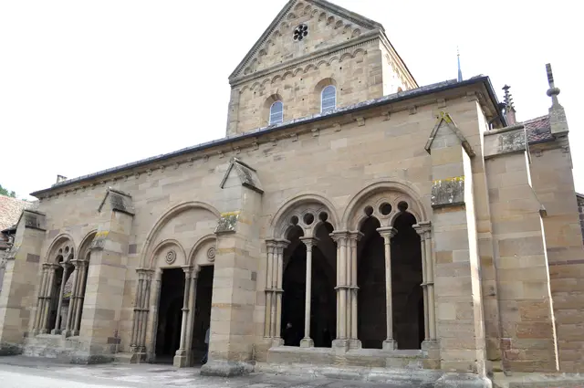 Die Vorhalle. Der Vorbau wird Paradies genannt. Was daher stammt, dass die Vorhalle einst mit der biblischen Geschichte des Sündenfalls, also mit der Vertreibung Adams und Evas aus dem Paradies bemalt war. Die Halle entstand um das Jahr 1220. Hier sind die Fenster noch mit Rundbögen gestaltet. Charakteristisch für die Romanik. | Foto: Daniela Somers