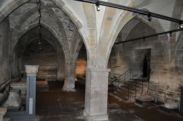 Im früheren Vorratskeller ist heute das Lapidarium untergebracht. Hier sieht man Steinmetzarbeiten und Werkzeuge die zum mittelalterlichen Baubetrieb gebraucht wurden. | Foto: Daniela Somers