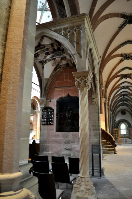 Einer der zwei steinernen Altarbaldachine. Die Altäre sind nicht mehr erhalten.
Südlicher Altarbaldachin. | Foto: Daniela Somers