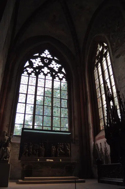 Hier stand einst wohl der Hochaltar. Der Hochaltar fiel wohl dem Bauernkrieg zum Opfer. Allerdings haben die Altarfiguren überlebt und sind hier ausgestellt. Links steht die Madonnenfigur mit Jesuskind. Erschaffen um 1300. Maria ist die Schutzheilige aller Zisterzienser-Klöster. | Foto: Daniela Somers