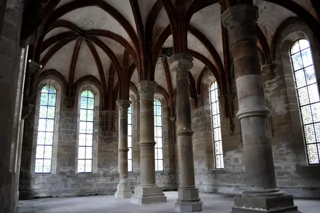 Das Herrenrefektorium ist 27,20 Meter lang, 11,50 Meter breit und 10,40 Meter hoch. Breite und schmale Säulen wechseln sich ab. Die Malereien mit roter Farbe sind aus dem 16. Jahrh. | Foto: Daniela Somers