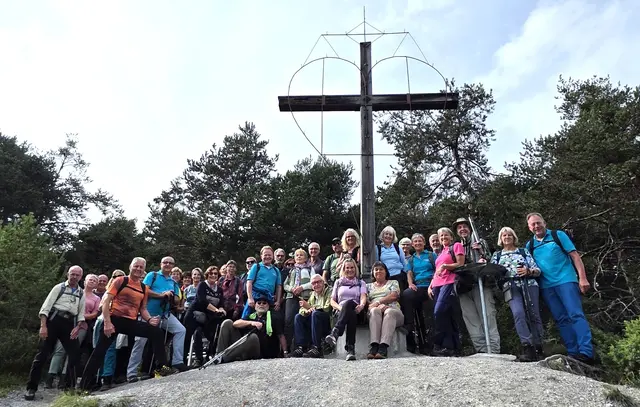 Gruppenbild am Wetterkreuz. | Foto: privat Sibylle und Robert Tröber