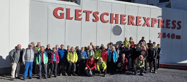 Gruppenfoto nach der Fahrt mit der "U-Bahn", dem Gletscherexpress, nach oben. | Foto: privat Sibylle und Robert Tröber