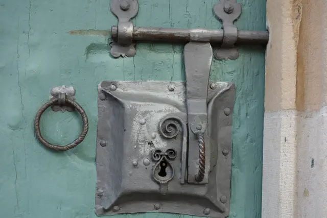 Die Kirchentüre mit einem sehr schönen alten und handgefertigten schmiedeeisernen Schloß. | Foto: Isolde Reitz