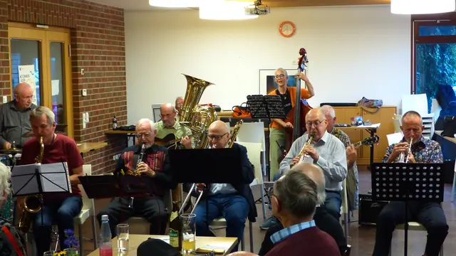 Zu Beginn des Kulturabends mit Jam-Session starteten die Musiker konzentriert ihren Vortrag.
 | Foto: privat