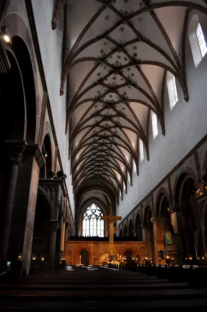 Erster Blick in die Kirche. Besonders schön war es, weil gerade ein Musiker auf der Gitarre gespielt hat. Das hat eine besondere Atmosphäre geschaffen. | Foto: Daniela Somers