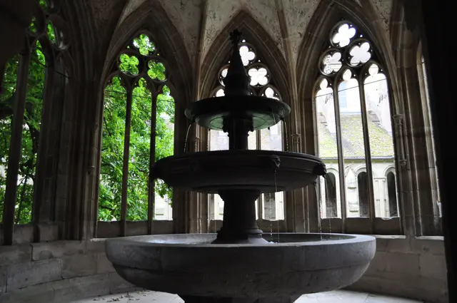 Der Brunnen war auch für die rituellen Waschungen. Sogar das Wasser fürs Weihwasser wurde hier entnommen. Der Brunnen wurde damals mit Quellwasser gespeist. Vom eigentlichen Brunnen war aber nur noch die untere Schale vorhanden. Die zwei Schalen darüber wurden neu darauf gesetzt. | Foto: Daniela Somers