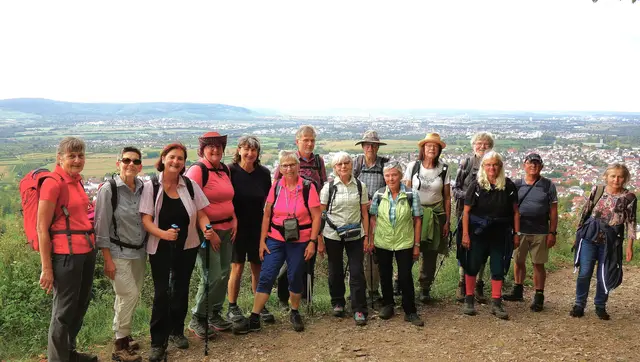 Die Wanderer der Aktivgruppe Talheim auf dem aussichtsreichen "Hörnleskopf" mit weitem Blick über das Remstal hinweg. | Foto: Isolde Reitz