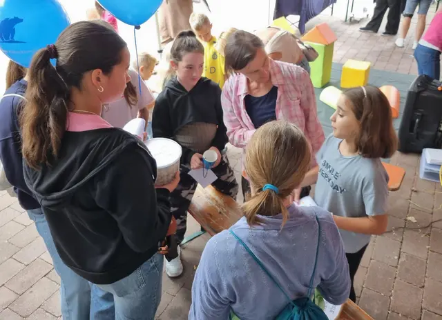 Beim Spielmobil der APIS – ein origineller Firetruck mit dem kleinsten Kino der Welt – hatten die Kinder viel Spaß bei den verschiedenen Spielstationen. | Foto: Jochen Baral