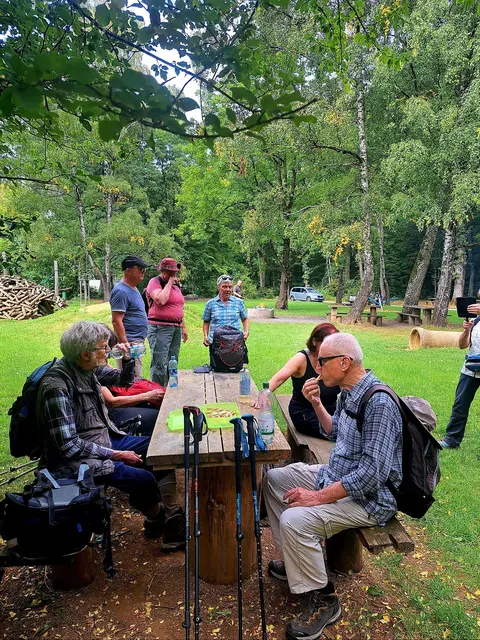 Kurze Rast an einem wunderschönen Spiel - und Grillplatz bei Bouch. | Foto: Isolde Reitz
