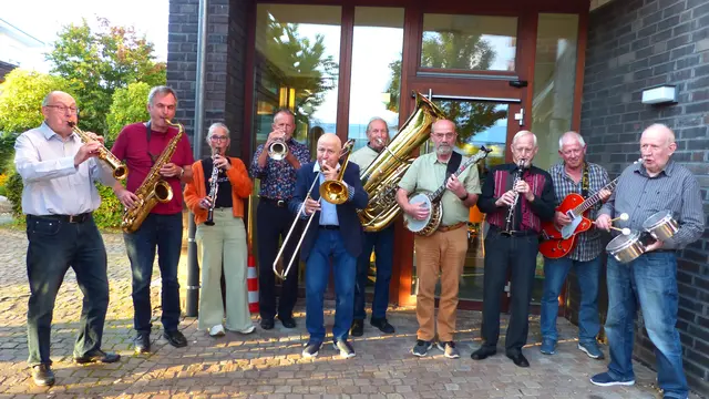 Bereit zur swingenden Dixieland Jam-Session des Quartierzentrums Nord vor dem Mehrgenerationenhaus.
 | Foto: privat