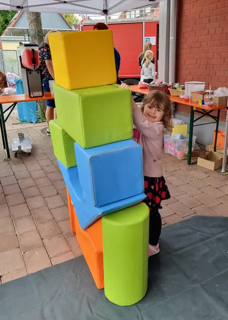 Beim Spielmobil der APIS – ein origineller Firetruck mit dem kleinsten Kino der Welt – hatten die Kinder viel Spaß bei den verschiedenen Spielstationen. | Foto: Jochen Baral