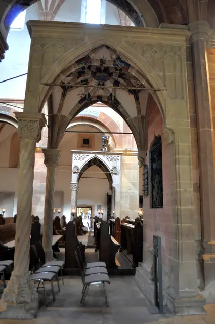 Südlicher Altarbaldachin mit Blick auf den nördlichen Altarbaldachin. Sie werden auch Ziborienaltäre genannt und sind aufwändig gestaltet. | Foto: Daniela Somers