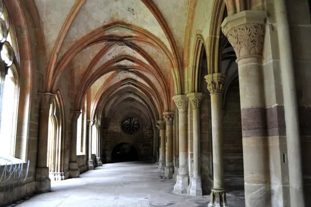 Östlicher Kreuzgangflügel. Hier ist der Zugang zum Kapitelsaal aus dem frühen 14. Jahrh.
 | Foto: Daniela Somers