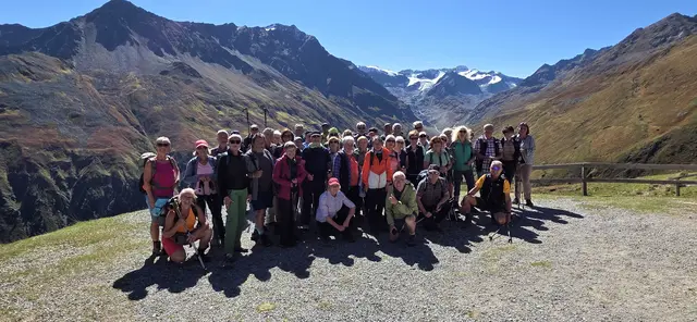 alle Teilnehmer der Bergwelt 2025 vor der Rifflseehütte mit dem Pitztaler Gletscher im Hintergrund | Foto: privat Sibylle und Robert Tröber