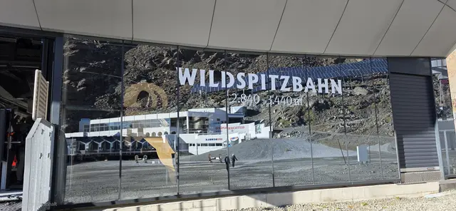 Mit der Wildspitzbahn geht's vollend hoch auf das Dach Tirols. | Foto: privat Sibylle und Robert Tröber