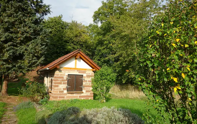 ... und immer wieder unterwegs, sehr schön gepflegte Weinberghäuschen. | Foto: Isolde Reitz