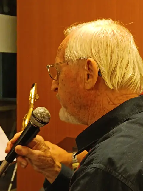 Helmut Hamberger, ein Urgestein des Heilbronner Jazzlebens, sang selbstverfasste deutsche Texte über Jazzstandards. | Foto: privat