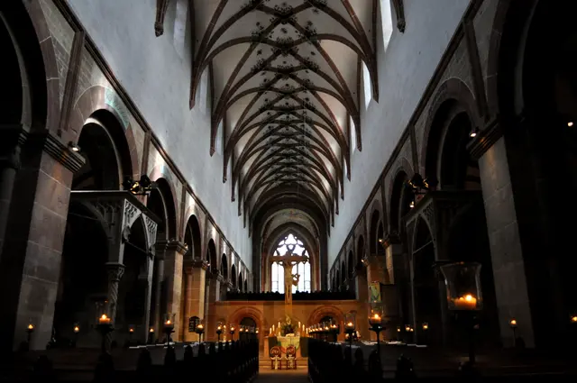 Ursprünglich wurde die Kirche im romanischen Stil erbaut und hatte eine flache Holzbalkendecke. Ersetzt wurde die Holzdecke im 14. Jahrhundert durch das reich verzierte Netzgewölbe. | Foto: Daniela Somers