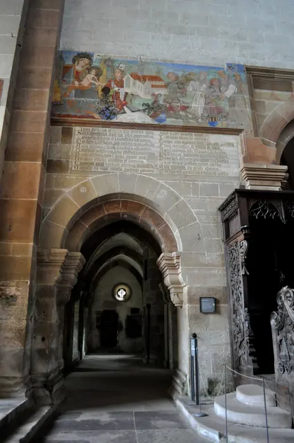 An der Mittelschiffwand wurde durch den Laienbruder Ulrich das Stifterbild gemalt. Es entstand nach 1424 und zeigt die Beteiligten der Klostergründung von 1147. Bischof Gunther von Speyer und den Ritter Walter von Lomersheim. Sie bieten der Muttergottes das Kirchenmodell dar. An der rechten Seite des Freskos wird die Einkleidung des Stifters Walter von Lomersheim zum Mönch dargestellt. | Foto: Daniela Somers