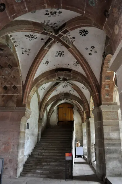 Diese Treppe war die Nachttreppe und führte vom Mönchsdormitorium zum Querhausarm der Kirche. Sie stammt aus der zweiten Hälfte des 13. Jhr. und ersetzte eine noch ältere Treppe. Im Sommer kamen die Mönche für ihr erstes Gebet bereits um ein Uhr nachts aus ihren Schlafsälen hier herunter. | Foto: Daniela Somers