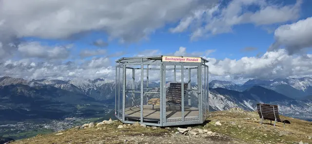 Windgeschützt kann man im Inneren des Rondells alle Berge nachlesen. | Foto: privat Sibylle und Robert Tröber