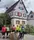 Radsportler vom SV Leingarten vor einer kleinen Fachwerkidille mit Dorfbrunnen in Freiberg am Neckar | Foto: Urheberbild von Willi Frasch
