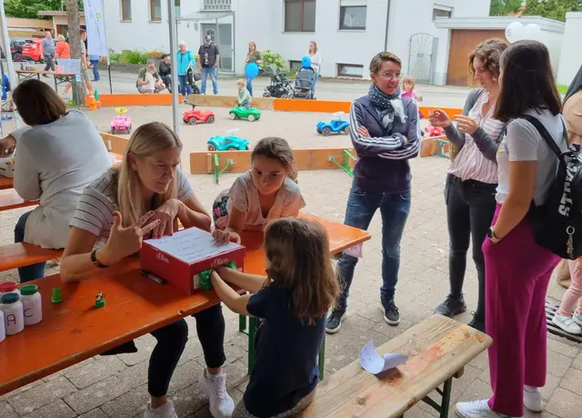 Beim Spielmobil der APIS – ein origineller Firetruck mit dem kleinsten Kino der Welt – hatten die Kinder viel Spaß bei den verschiedenen Spielstationen. | Foto: Jochen Baral