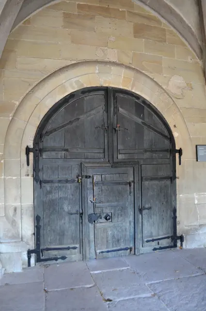 Eingang zum Cellarium. Dem einstigen Vorratskeller des Klosters. Heute ist dort das Lapidarium. Wir gehen aber von der anderen Seite rein. | Foto: Daniela Somers