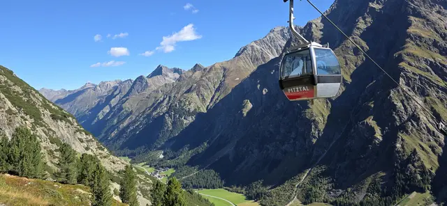 Wir "unterschreiten" die Pitztal-Gondel. | Foto: privat Sibylle und Robert Tröber