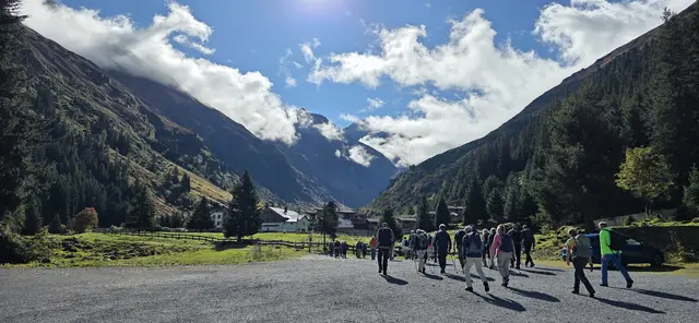 Nach der Gletscherfahrt geht's auf zur Abschlusswanderung. | Foto: privat Sibylle und Robert Tröber