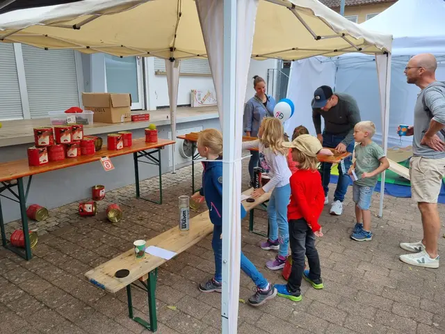 Beim Spielmobil der APIS – ein origineller Firetruck mit dem kleinsten Kino der Welt – hatten die Kinder viel Spaß bei den verschiedenen Spielstationen. | Foto: Jochen Baral