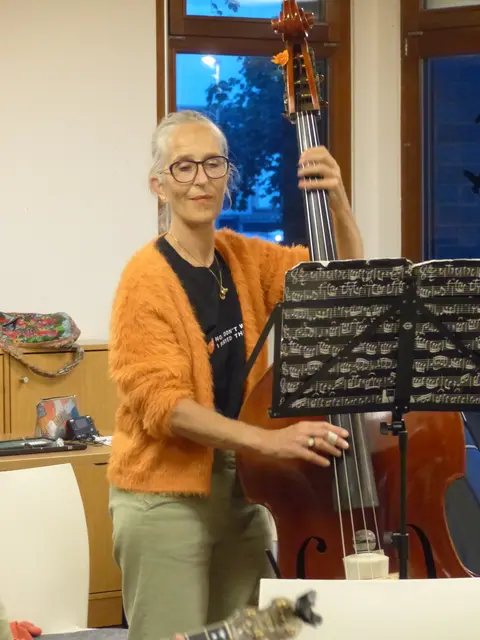 Was wäre eine Band ohne swingenden Bass. Katja Bönninghoff übernahm wirkungsvoll und mit solistischer Technik diese Aufgabe. | Foto: privat