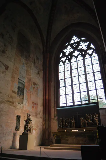 Hier stand einst wohl der Hochaltar. Der Hochaltar fiel wohl dem Bauernkrieg zum Opfer. Allerdings haben die Altarfiguren überlebt und sind hier ausgestellt. Links steht die Madonnenfigur mit Jesuskind. Erschaffen um 1300. Maria ist die Schutzheilige aller Zisterzienser-Klöster. | Foto: Daniela Somers