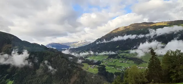 Tag 2: Aussicht aus dem Bus auf dem Weg nach Jerzens. | Foto: privat Sibylle und Robert Tröber