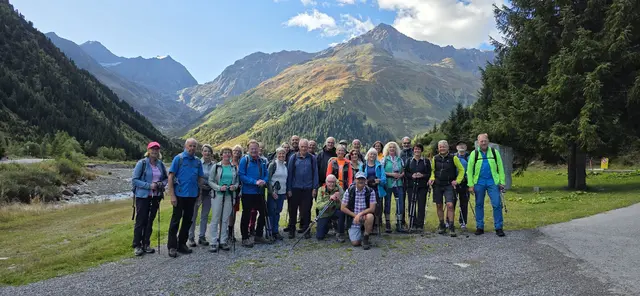 Tag 3: Gruippenfoto zu Beginn der gemeinsamen Wanderung hinauf zum Rifflsee. | Foto: privat Sibylle und Robert Tröber