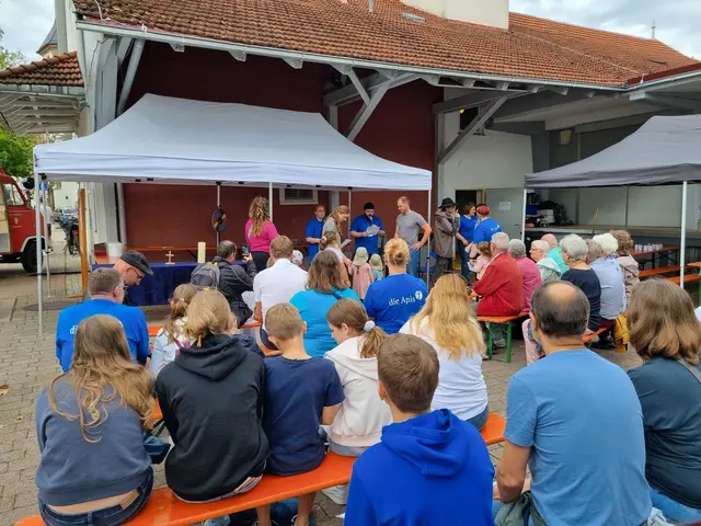 Beim verkaufsoffenen Sonntag in Botenheim startete das Fest an der Alten Kelter mit einem fröhlichen Familiengottesdienst unter freiem Himmel. Die Gäste lauschten gespannt dem Anspiel.  | Foto: Jochen Baral