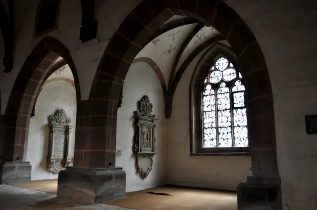 Im Seitenschiff sind einige Epitaphe zu sehen.  | Foto: Daniela Somers
