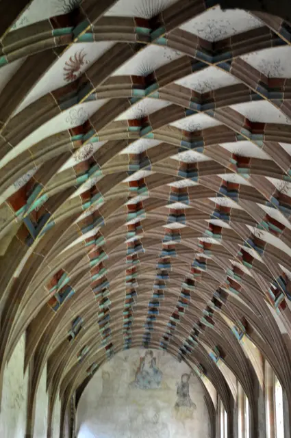  Spätgotisches Netzgewölbe im Parlatorium. Das war der Raum in dem die Mönche auch mal untereinander sprechen durften. An der hinteren Wand sieht man noch ein Fresko der Muttergottes. | Foto: Daniela Somers