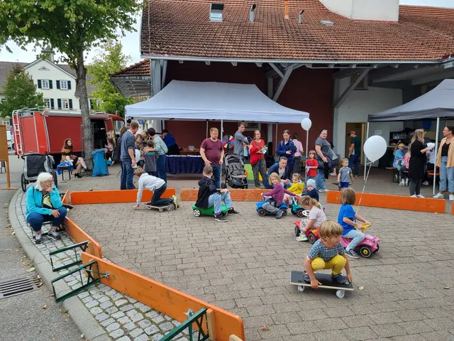 Am verkaufsoffenen Sonntag lockte das Spielmobil der APIS – ein origineller Firetruck mit dem kleinsten Kino der Welt – viele kleine und große Besucher an. | Foto: Jochen Baral